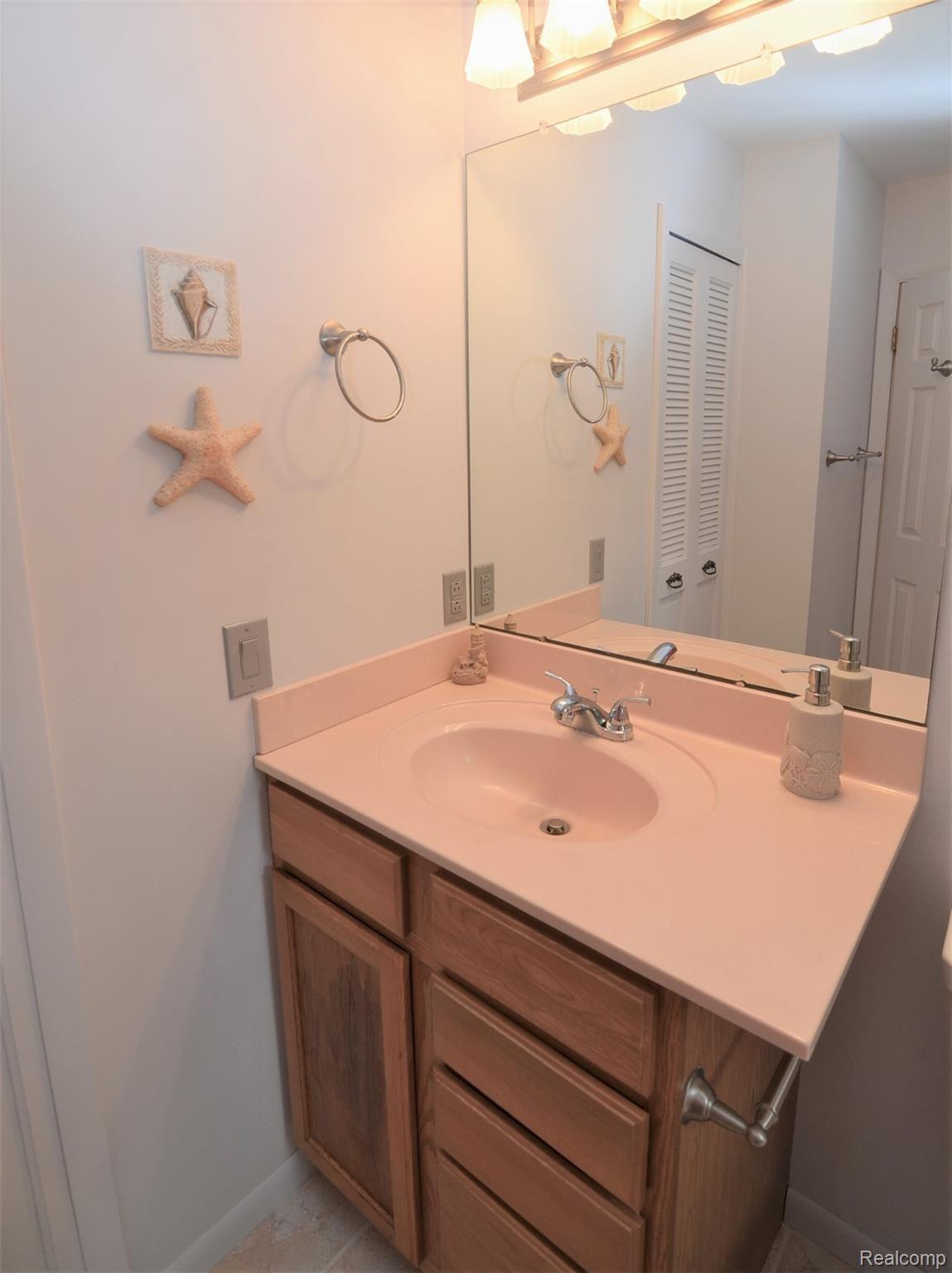 1470 East Rattalee Lake Road Holly, MI 48442 - Photo 13 of 19 LIGHT AND BRIGHT BATHS