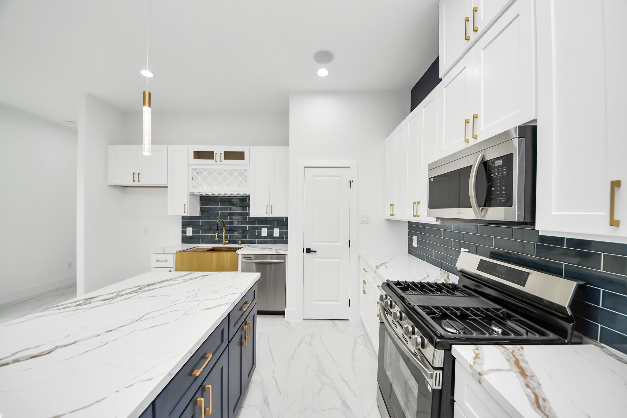 6629 Foster Street Houston, TX 77021 - Photo 11 of 33 Beautifully appointed kitchen with abundant cabinetry and modern appliances.
