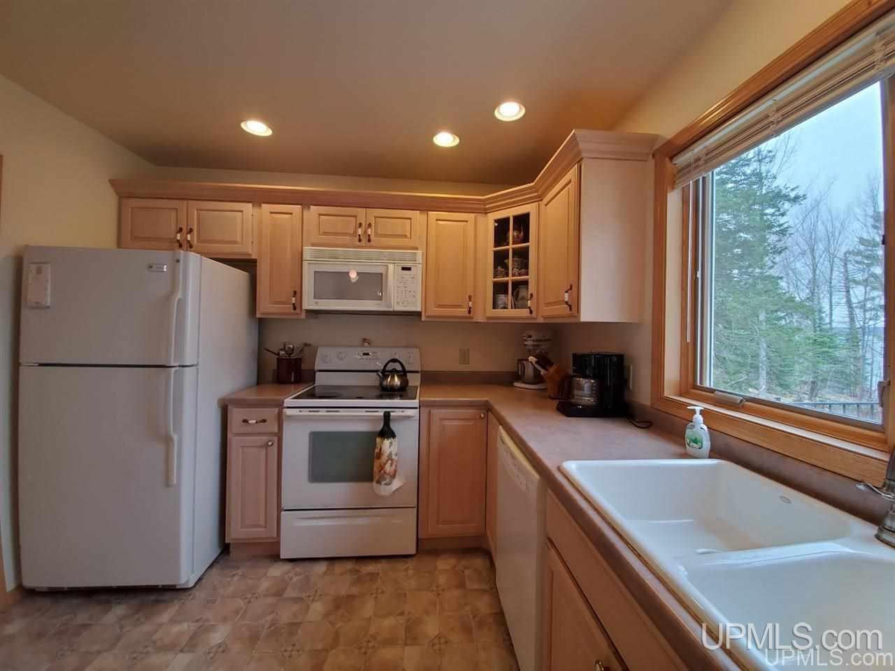 16645 Bayshore Road Lanse, MI 49946 - Photo 6 of 43 Gallery Image 6