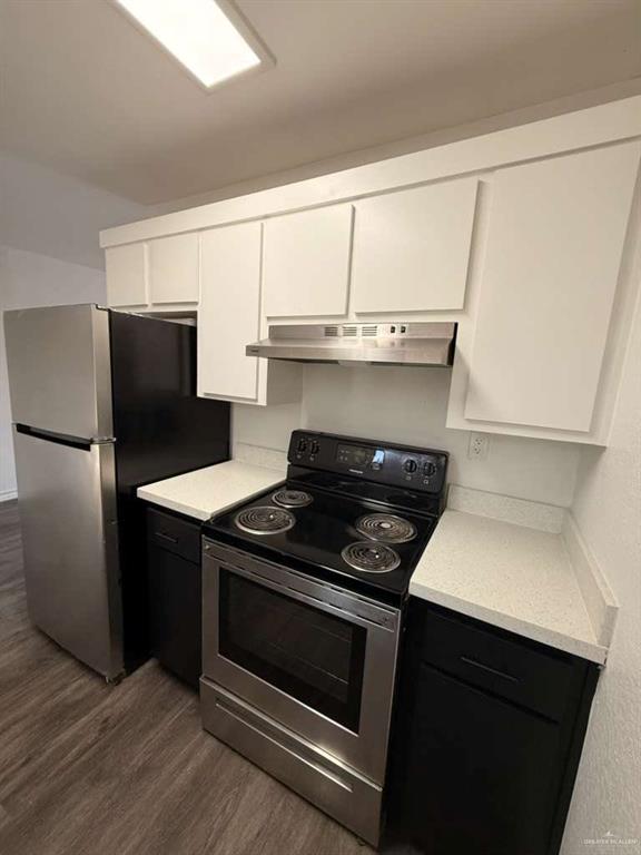 913 West Park Avenue Pharr, TX 78577 - Photo 5 of 9 a kitchen with a stove and a refrigerator