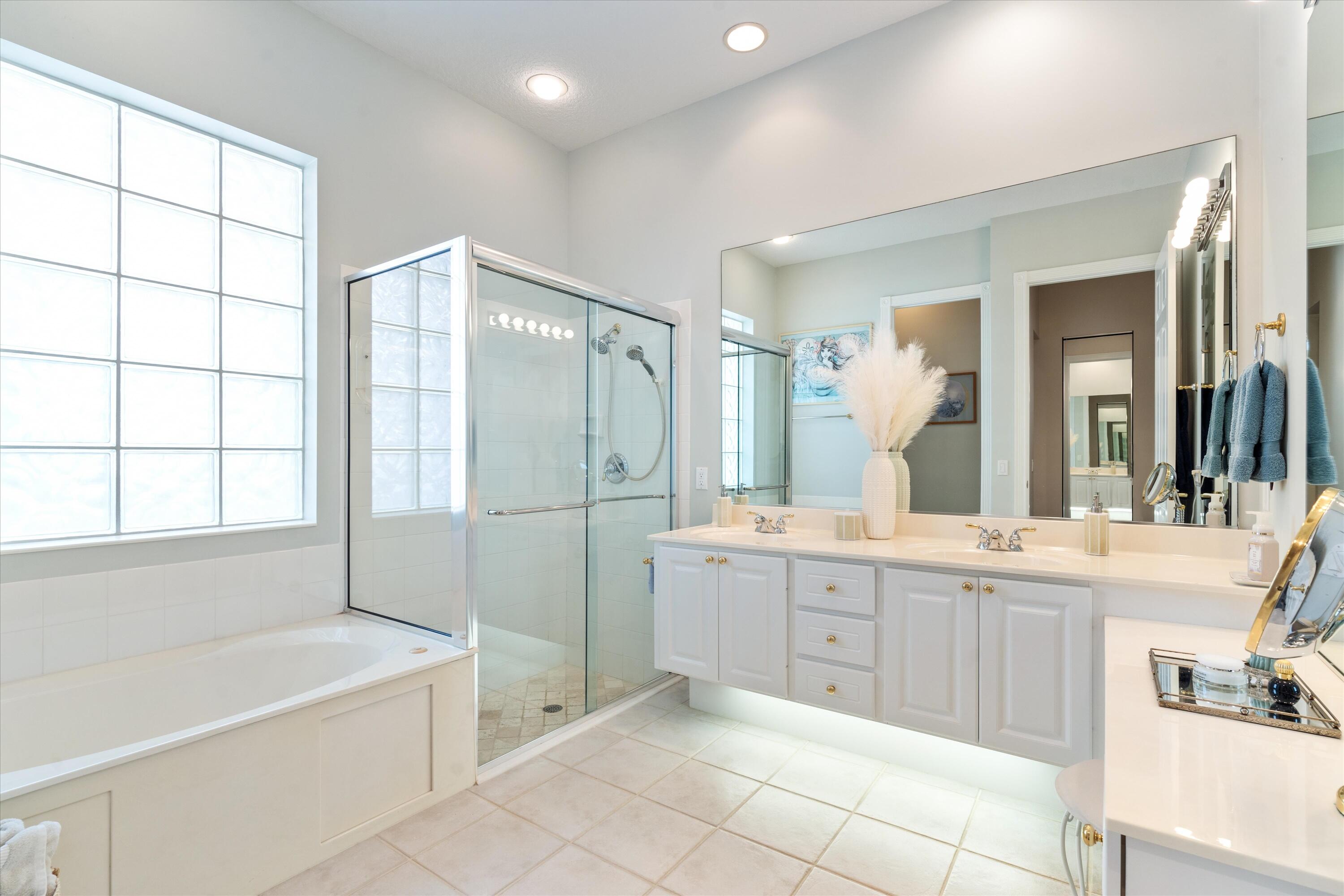 122 Date Palm Drive Jupiter, FL 33458 - Photo 24 of 37 EnSuite Bath w soaking Tub