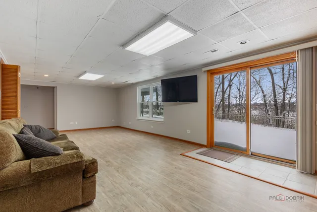 $400,000 | 186 North Crooked Lake Lane, Lindenhurst, IL 60046