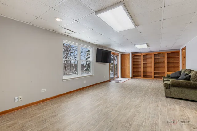 $400,000 | 186 North Crooked Lake Lane, Lindenhurst, IL 60046