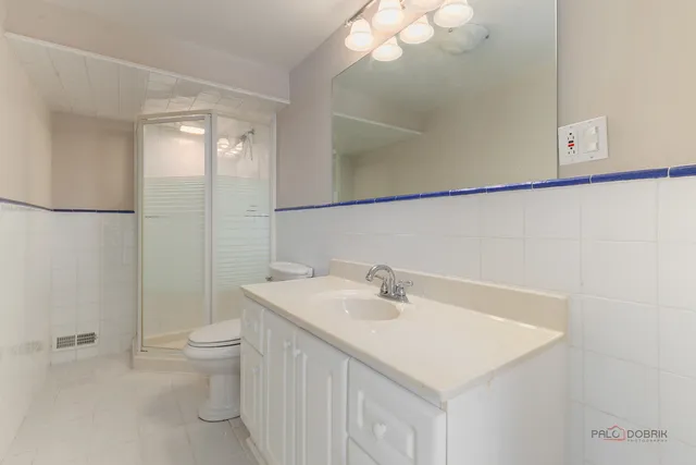 $400,000 | 186 North Crooked Lake Lane, Lindenhurst, IL 60046