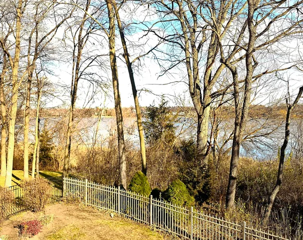 $400,000 | 186 North Crooked Lake Lane, Lindenhurst, IL 60046