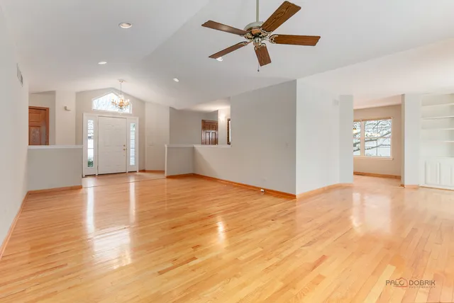 $400,000 | 186 North Crooked Lake Lane, Lindenhurst, IL 60046