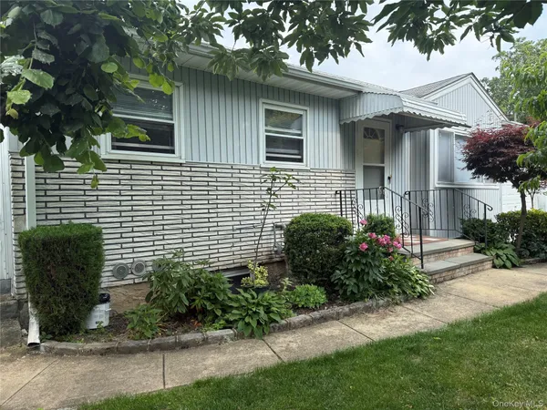 $3,600 | 11 Holle Place, Unit 1, Carle Place, NY 11514