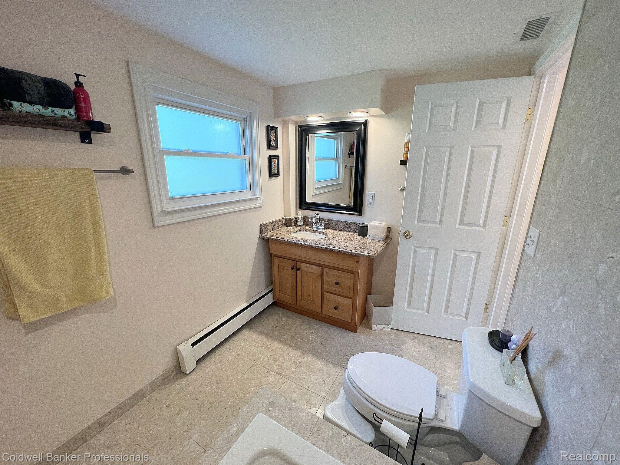 2344 Oklahoma Court Rochester, MI 48309 - Photo 15 of 40 Granite Counter