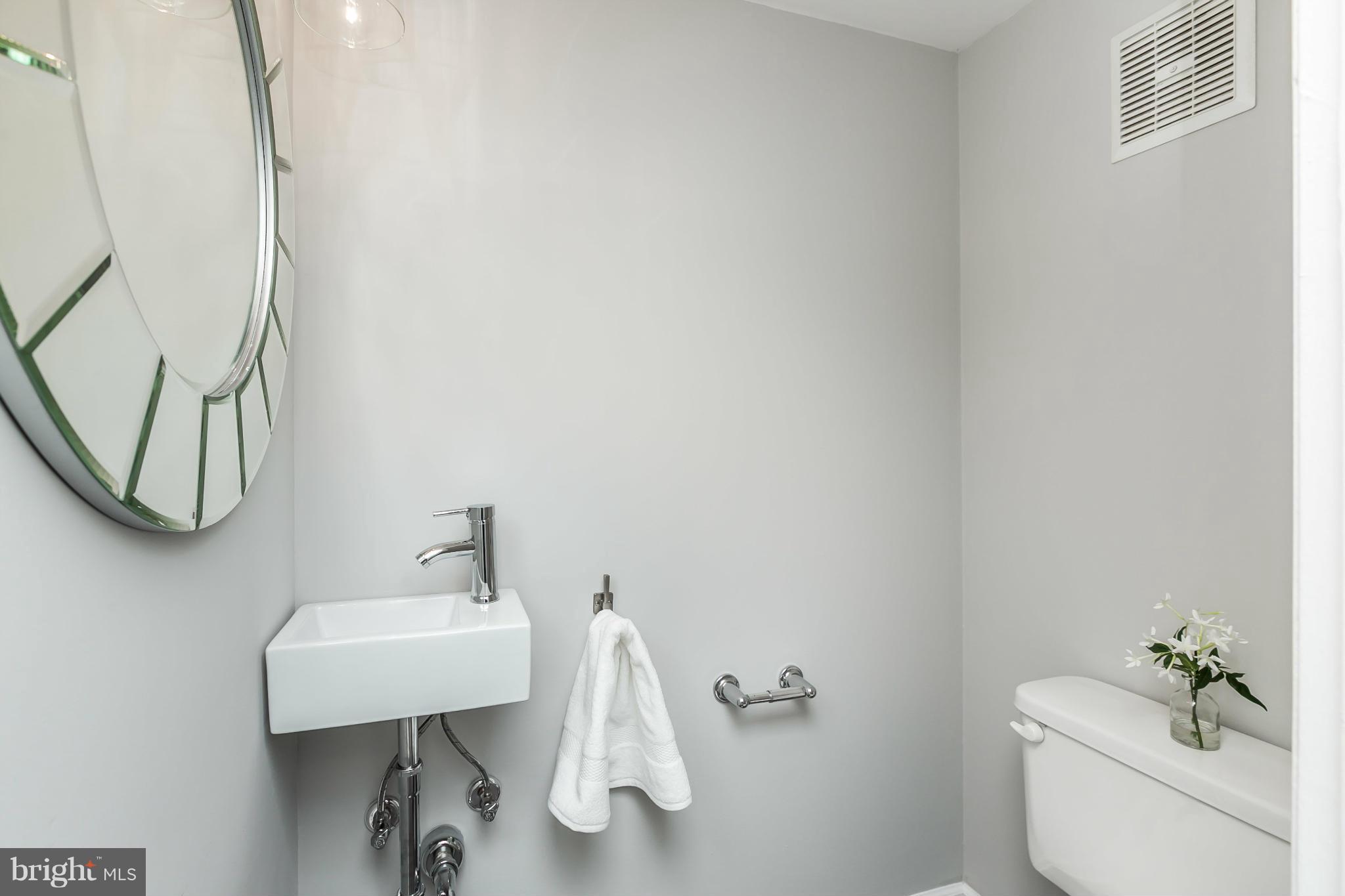 1935 Greenberry Road Baltimore, MD 21209 - Photo 4 of 30 Bath