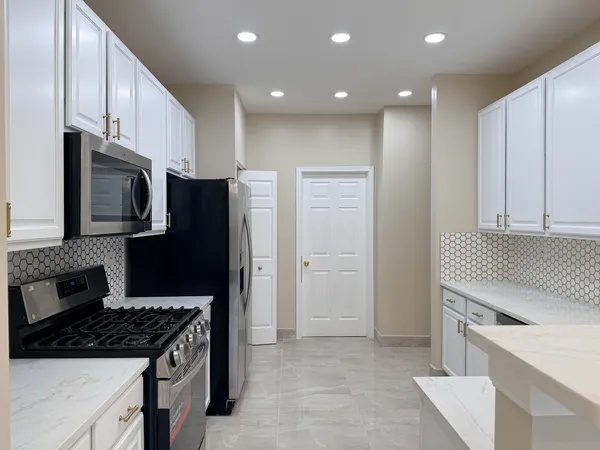 $3,800 | 431 Pine Lake Circle, Vernon Hills, IL 60061