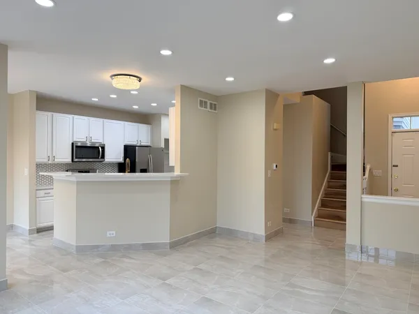 $3,800 | 431 Pine Lake Circle, Vernon Hills, IL 60061