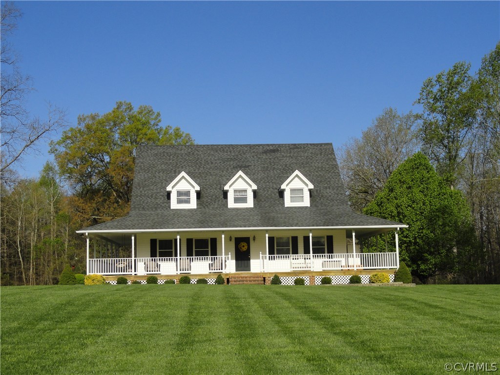 17908 Courthouse Road Dinwiddie, VA 23841 - Photo 2 of 49 a front view of a house with a garden
