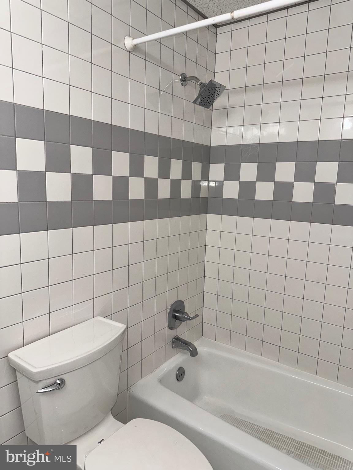 6703 Greenview Lane Springfield, VA 22152 - Photo 15 of 41 a bathroom with a toilet and a bathtub