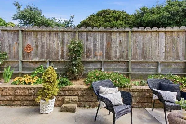 a view of entryway with a yard