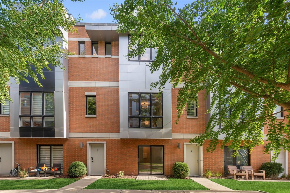 2225 West Madison Street, Unit 7 Chicago, IL 60612 - Photo 1 of 32 a front view of a house with garden