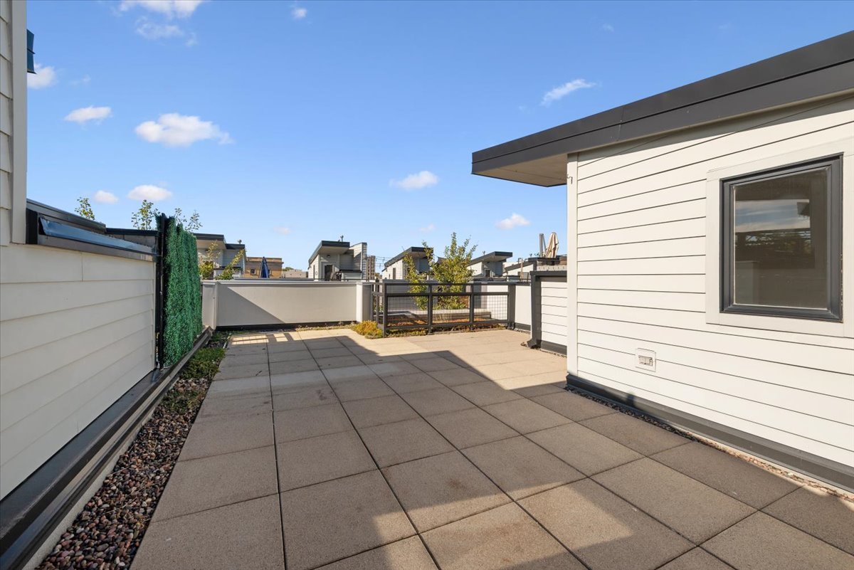 2225 West Madison Street, Unit 7 Chicago, IL 60612 - Photo 27 of 32 a view of a terrace with seating space