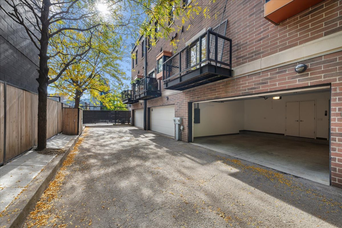 2225 West Madison Street, Unit 7 Chicago, IL 60612 - Photo 29 of 32 a view of a street with a building in the background