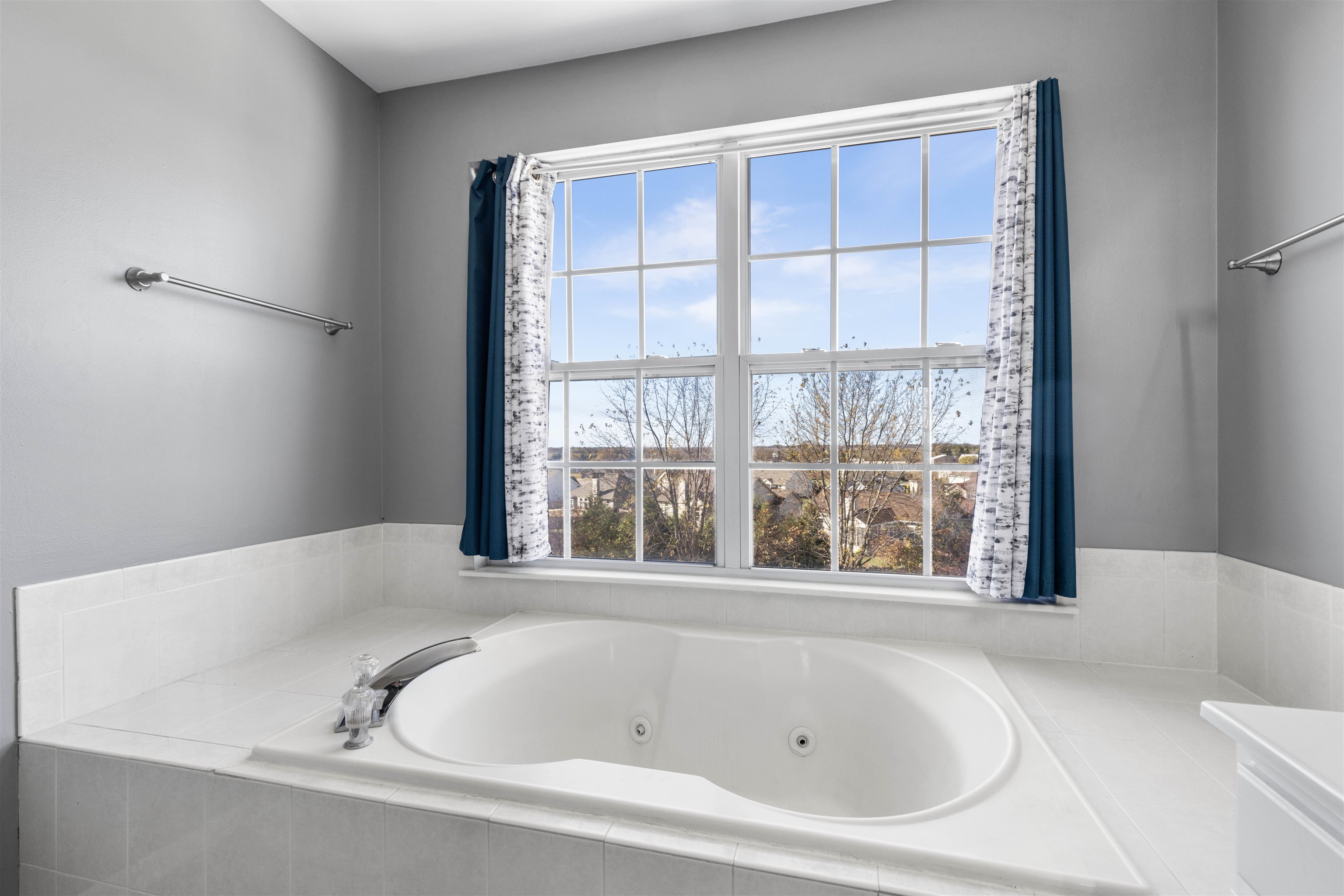 9360 Corriedale Run Roscoe, IL 61073 - Photo 15 of 34 a bathroom with a bathtub