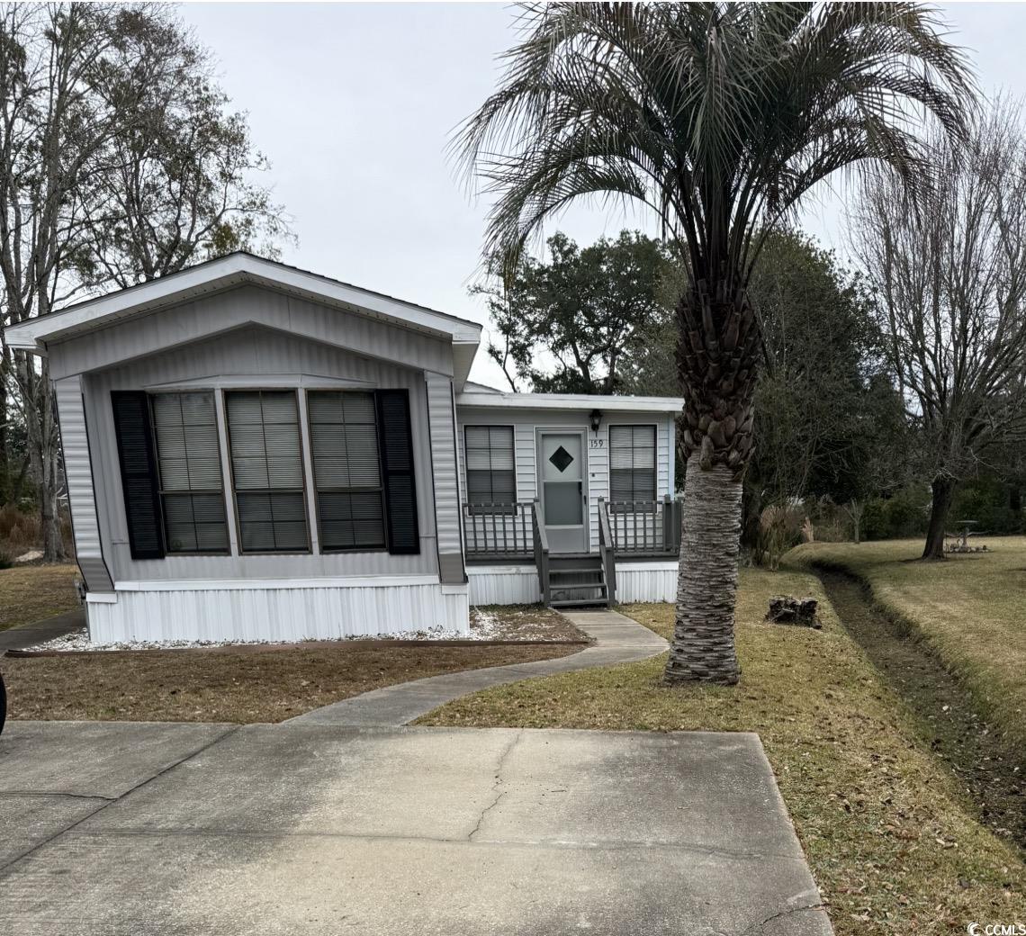 Manufactured / mobile home with a front yard