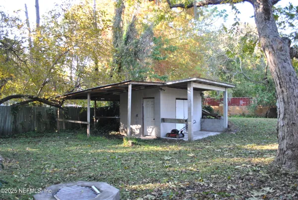 a view of a house with backyard and garden