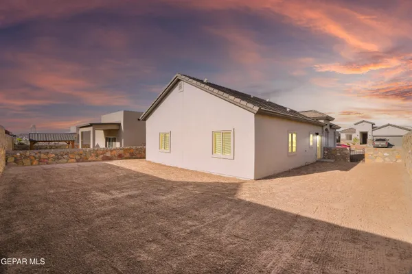a view of backyard of the house