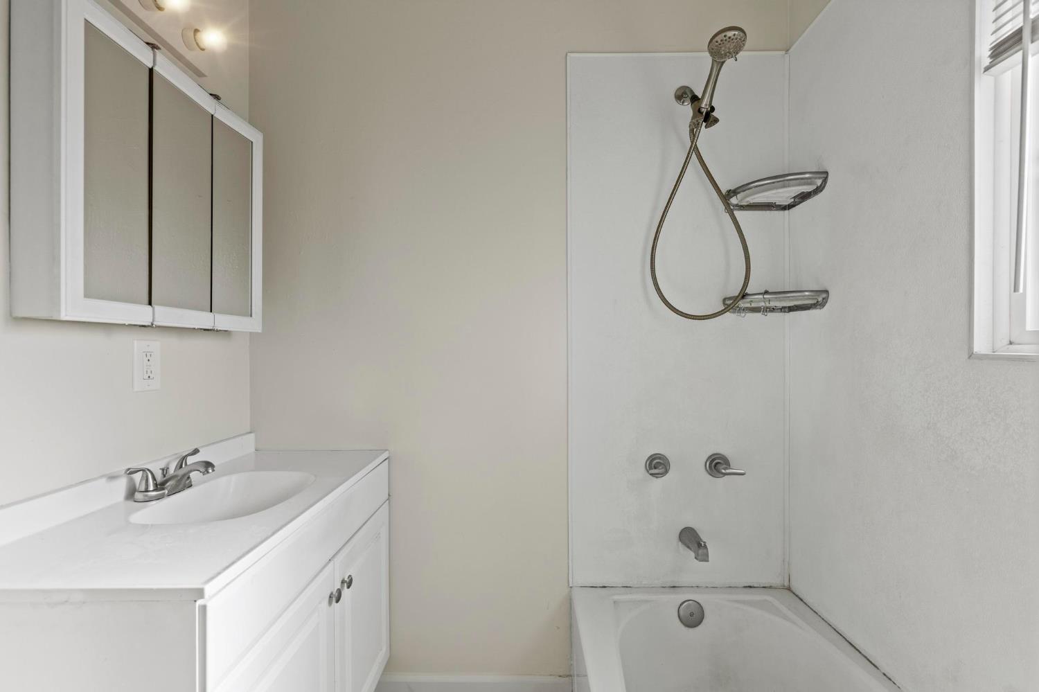 86 North Pacific Street Maxwell, CA 95955 - Photo 17 of 29 Bathroom