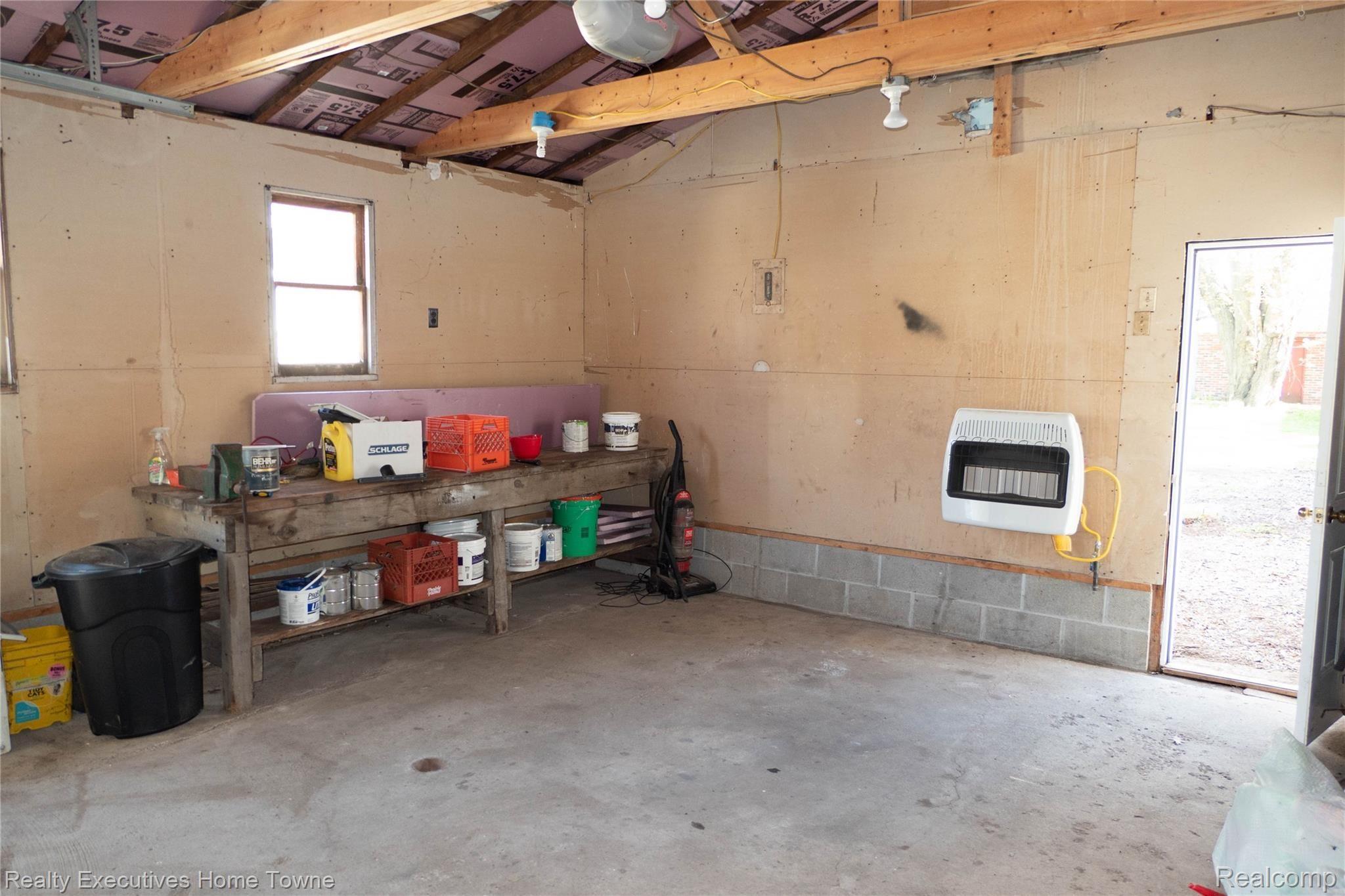 7961 Lakeshore Road Fort Gratiot, MI 48059 - Photo 30 of 37 Garage