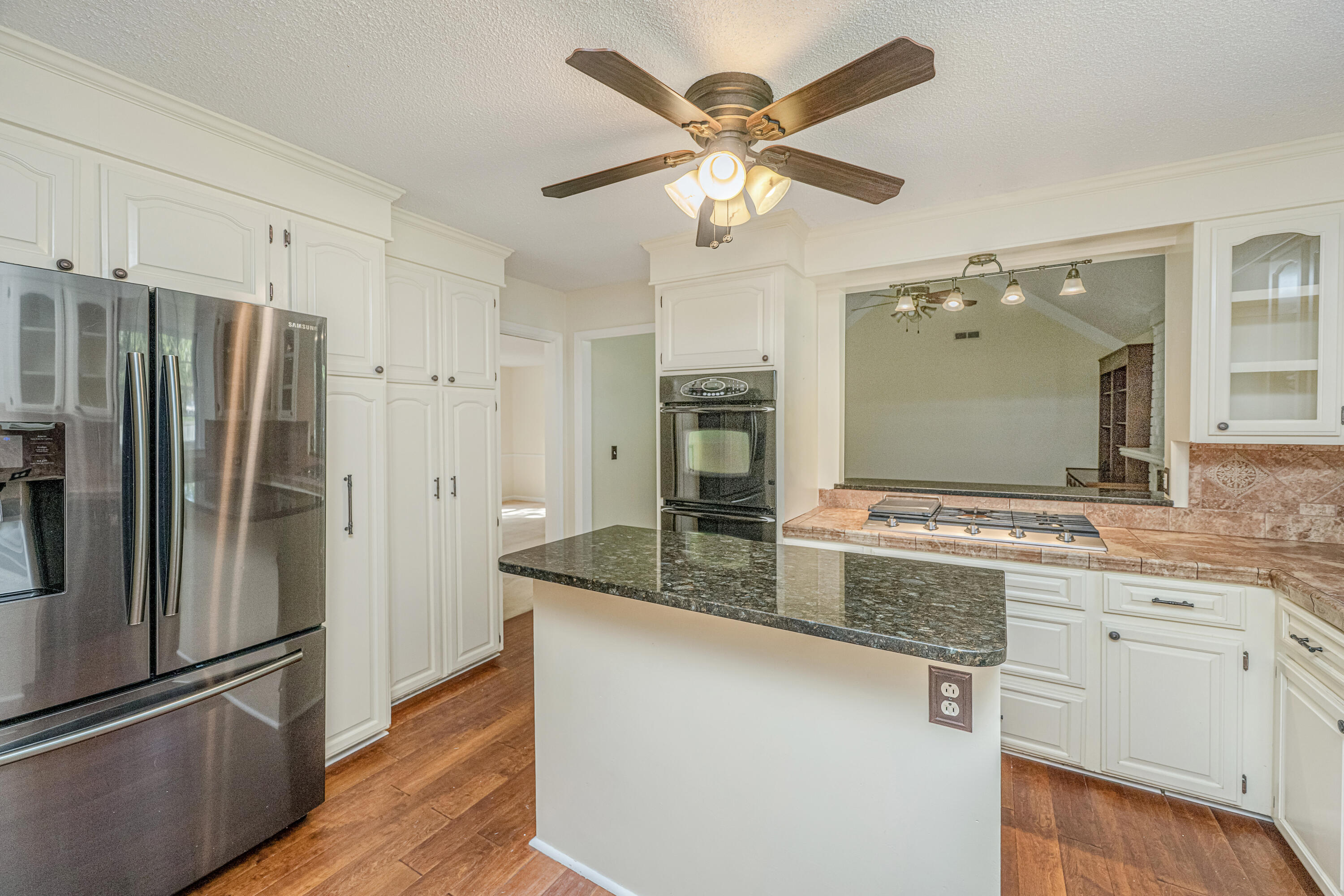 672 Old Plantation Road Charleston, SC 29412 - Photo 8 of 27 Kitchen