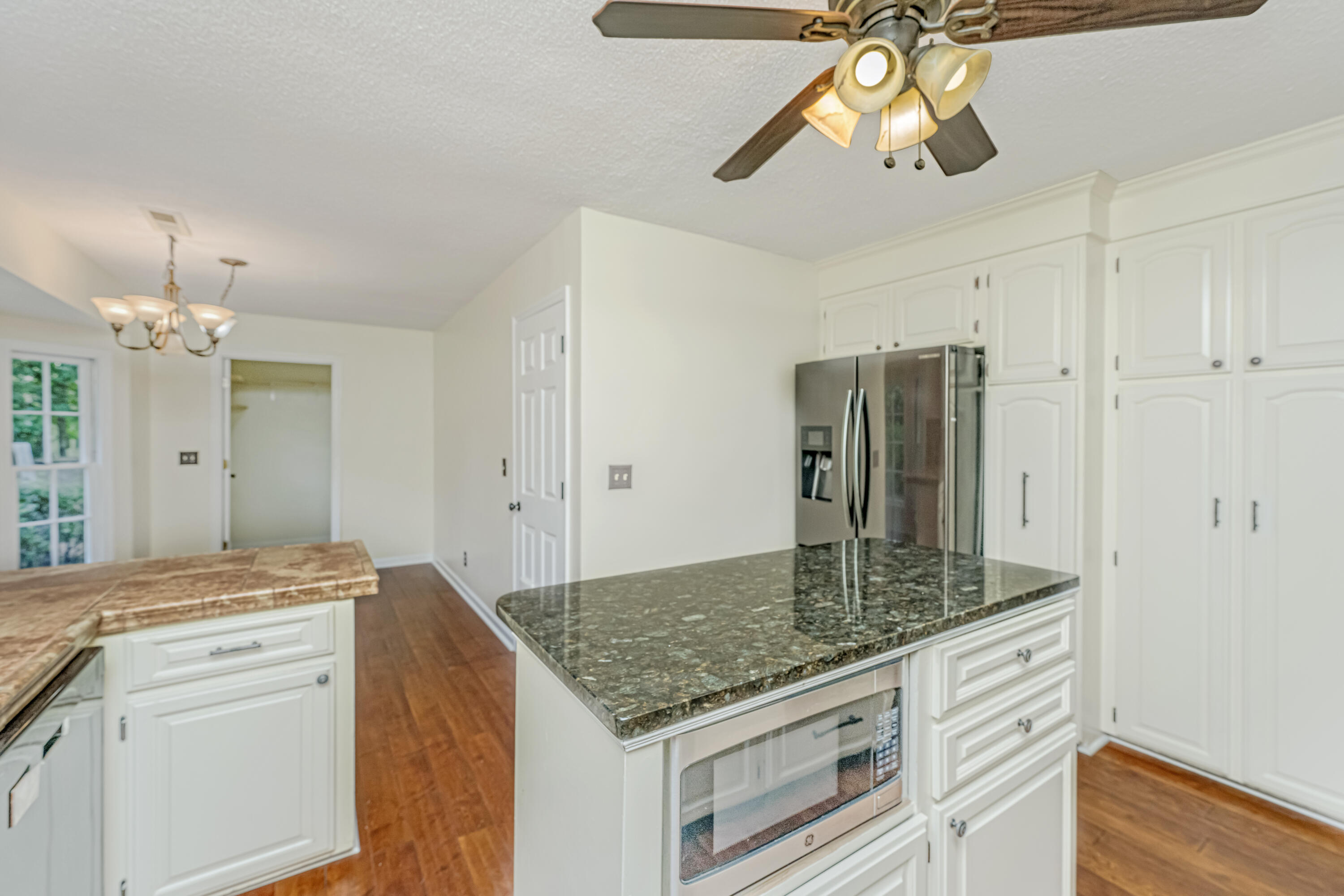 672 Old Plantation Road Charleston, SC 29412 - Photo 9 of 27 Eat in Kitchen