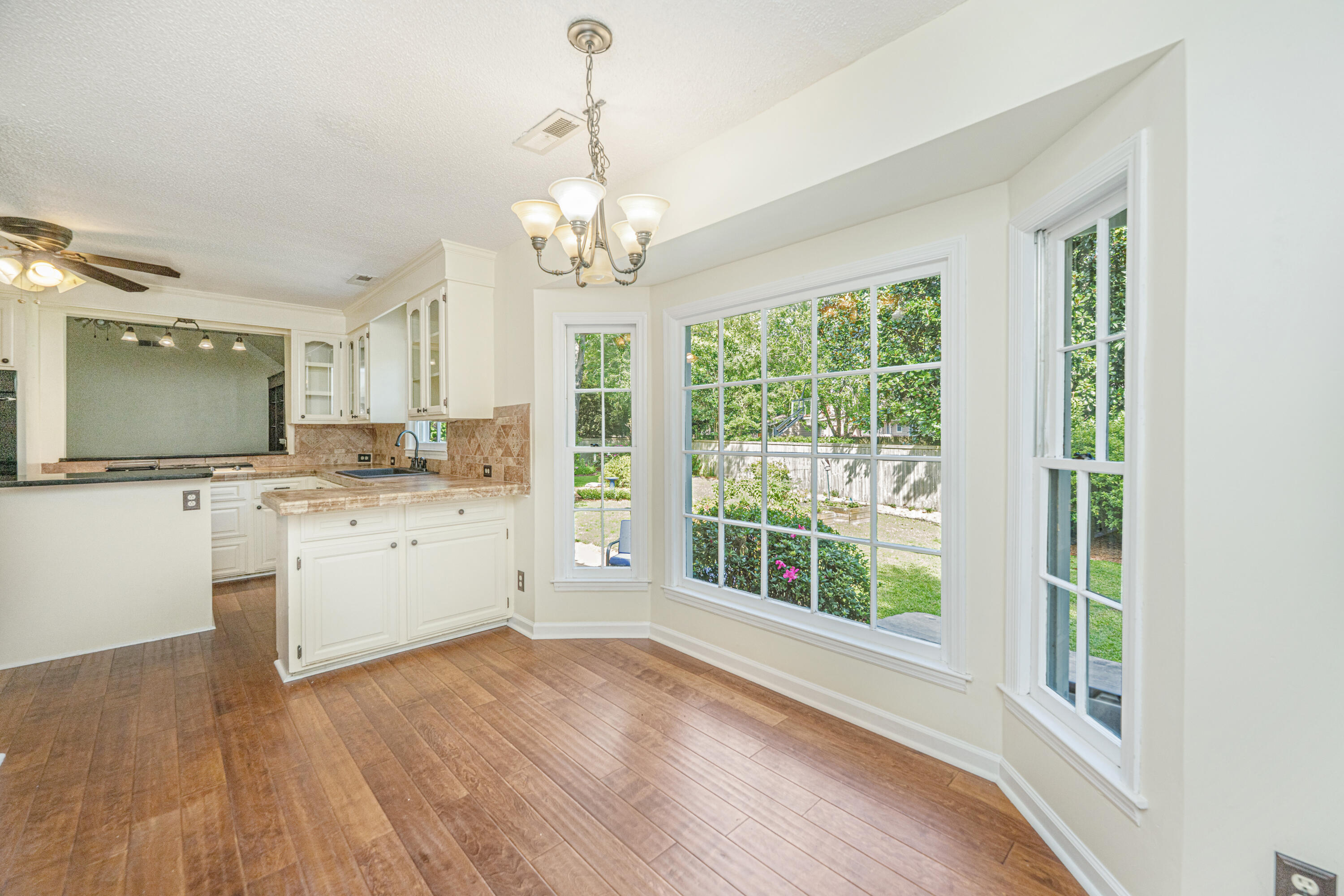 672 Old Plantation Road Charleston, SC 29412 - Photo 10 of 27 Kitchen Bay window