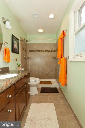 1070 Governors Bridge Road Davidsonville, MD 21035 - Photo 8 of 19 Bath (Master)