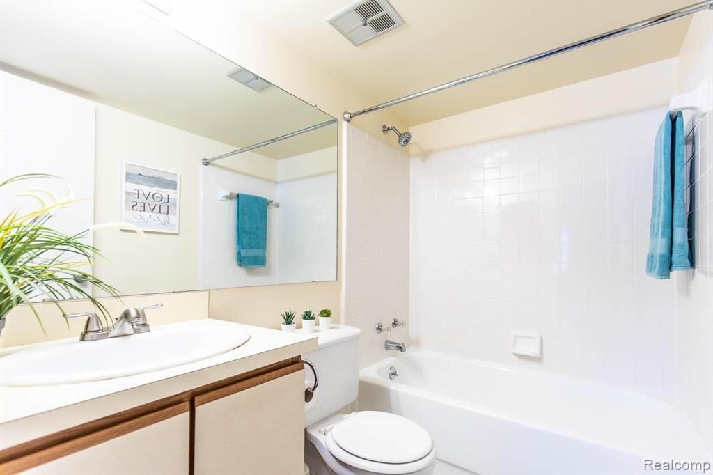 27334 Evergreen Road, Unit 21 Lathrup Village, MI 48076 - Photo 15 of 20
