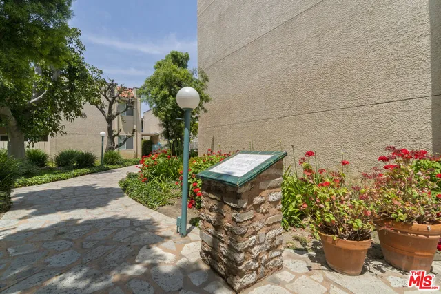 a view of a pathway with house on both side