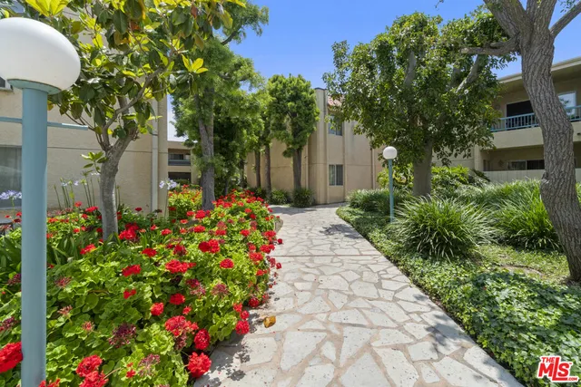 $2,200 | 18307 Burbank Boulevard, Unit 325, Tarzana, CA 91356