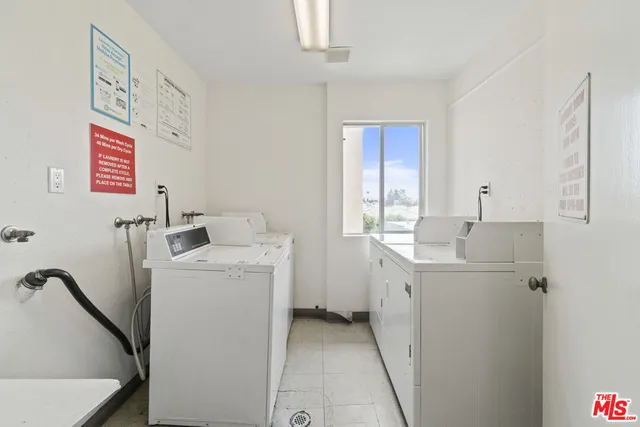 $2,200 | 18307 Burbank Boulevard, Unit 325, Tarzana, CA 91356