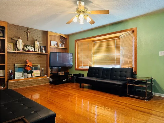 $295,000 | 7412 North Wayne Avenue, Kansas City, MO 64118