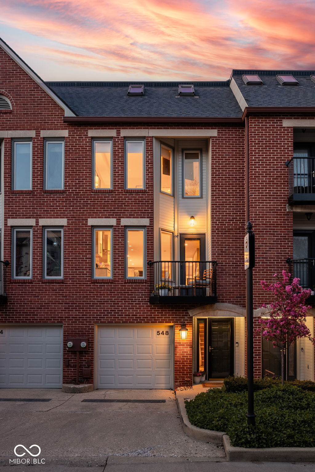 548 Lockerbie Circle North Indianapolis, IN 46202 - Photo 2 of 32