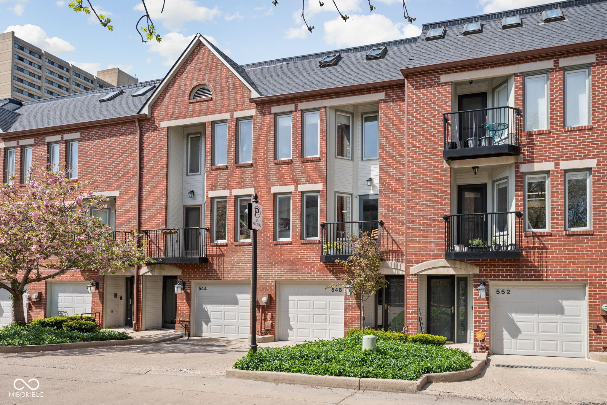 548 Lockerbie Circle North Indianapolis, IN 46202 - Photo 3 of 32