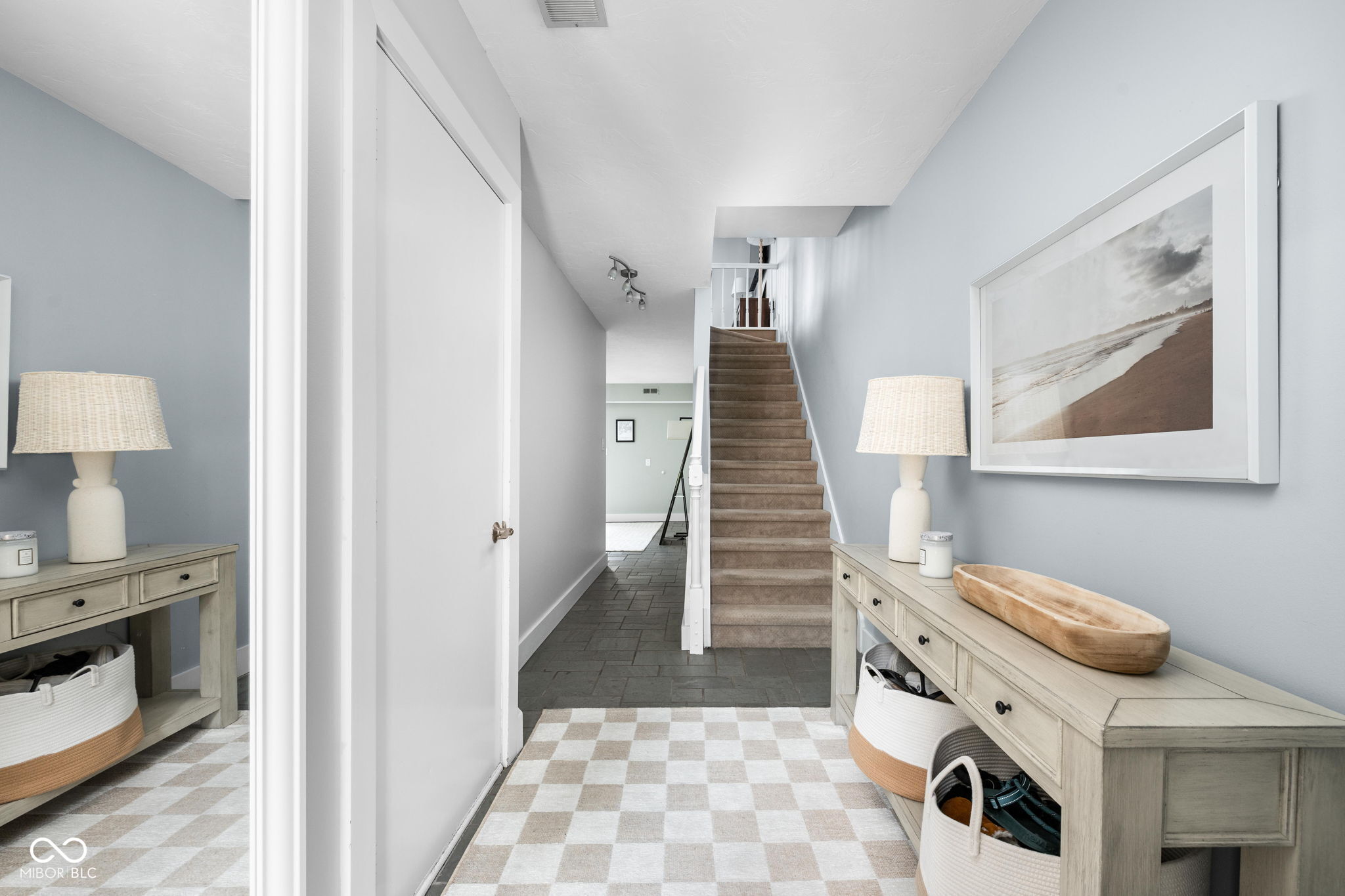 548 Lockerbie Circle North Indianapolis, IN 46202 - Photo 6 of 32