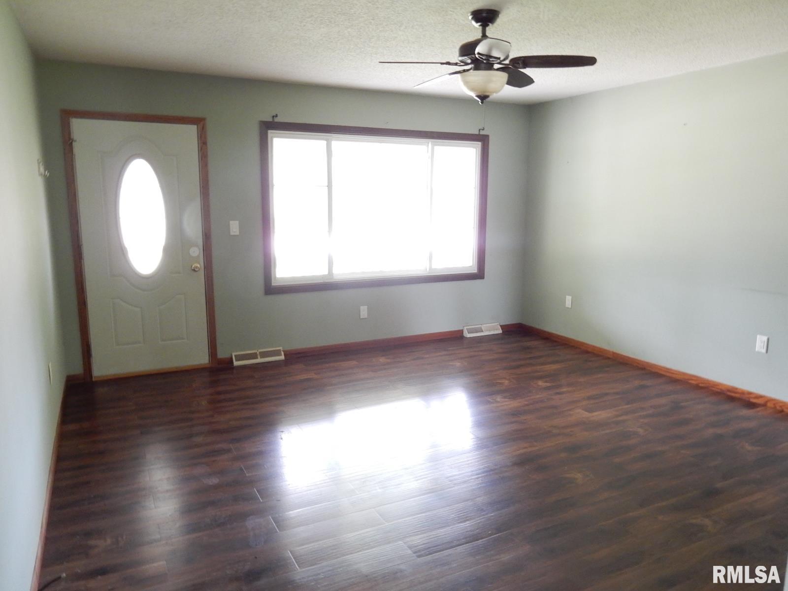 431 10th Street Lincoln, IL 62656 - Photo 2 of 22