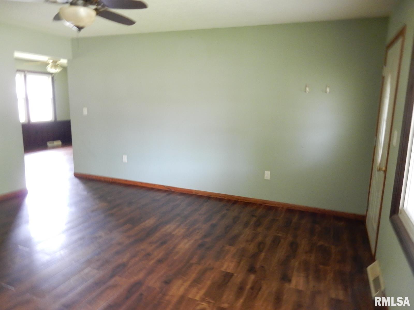 431 10th Street Lincoln, IL 62656 - Photo 4 of 22