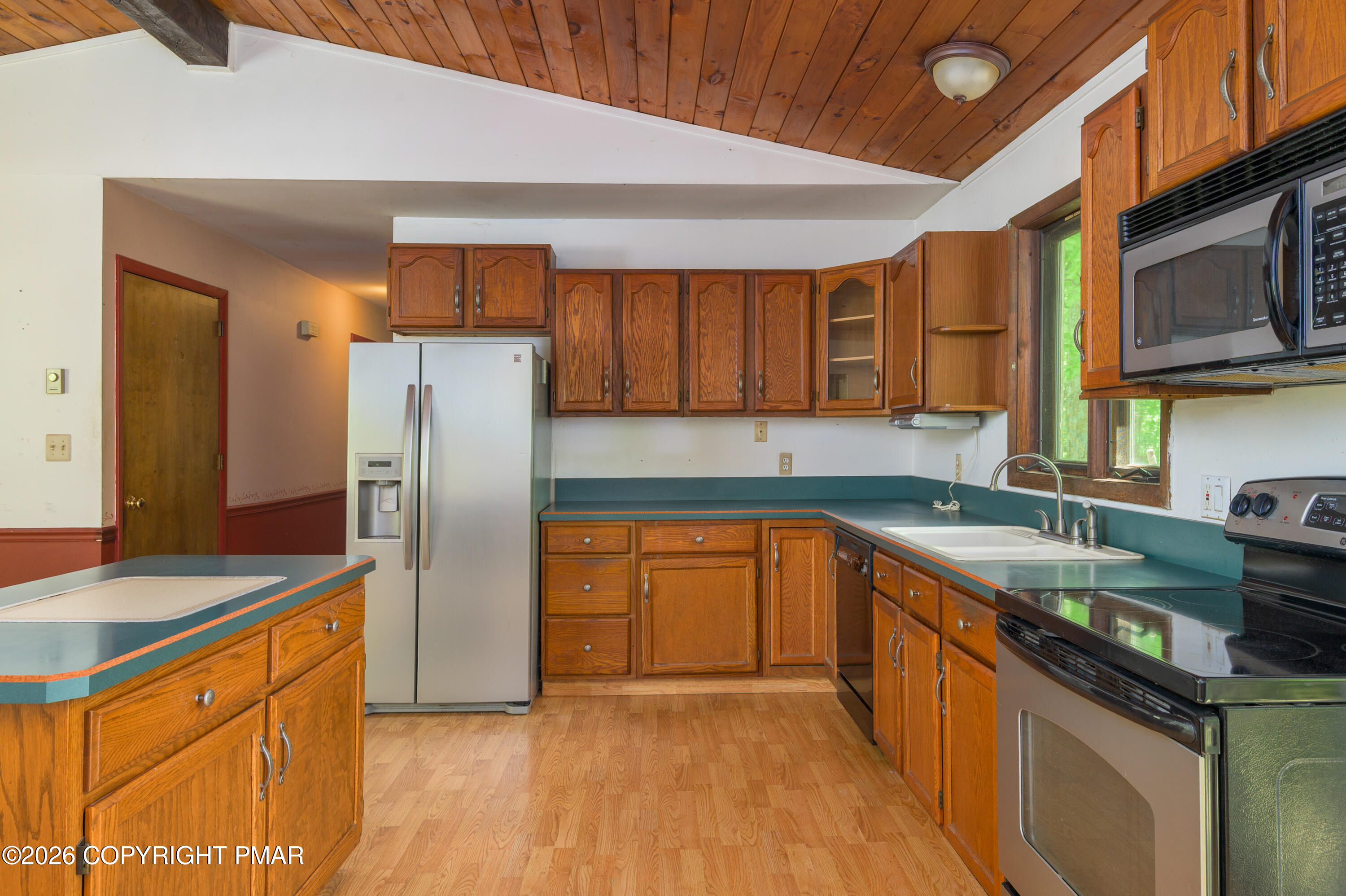 2289 Walnut Trail Bushkill, PA 18324 - Photo 8 of 32 Kitchen