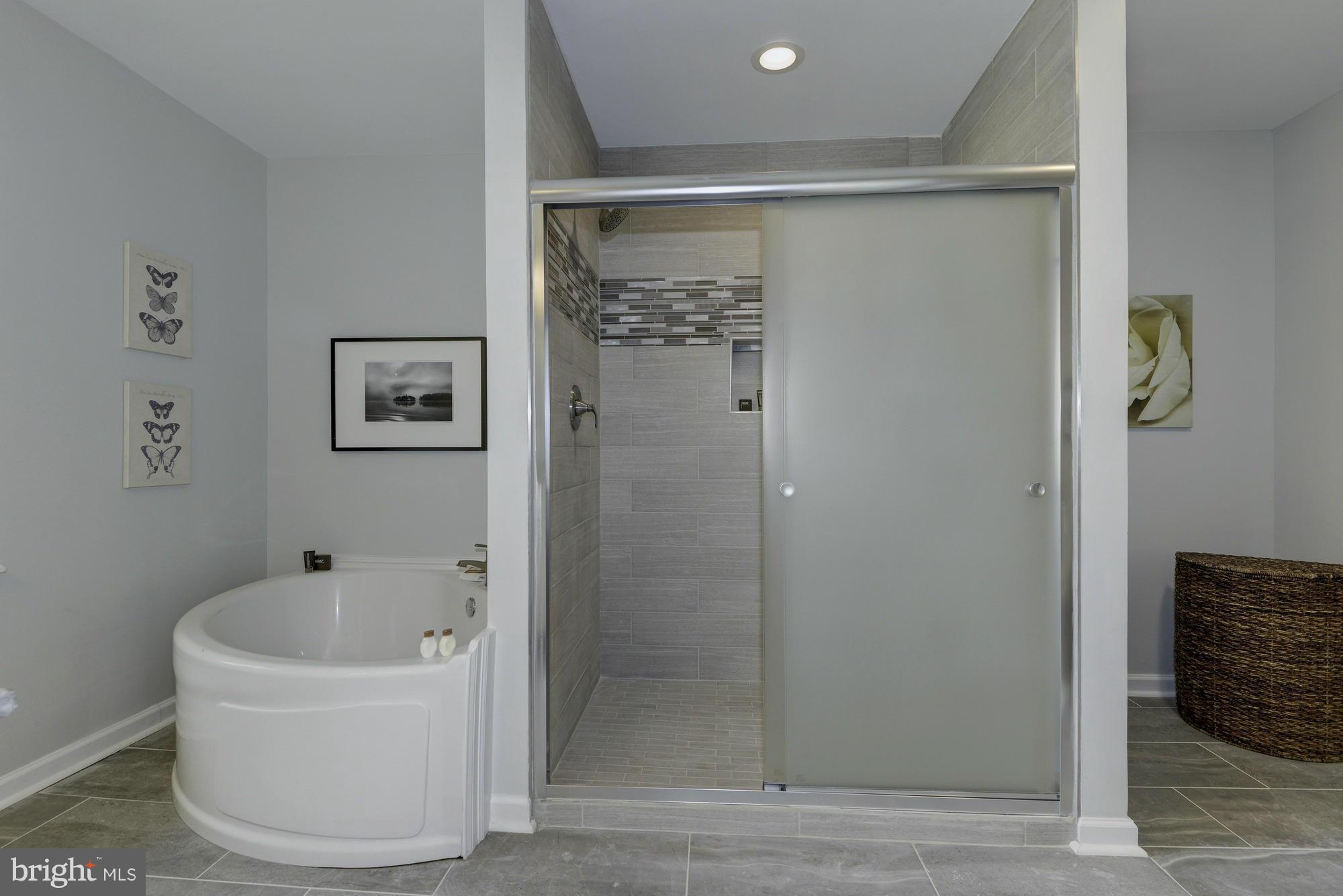 825 Middle Road Baltimore, MD 21220 - Photo 22 of 30 a bathroom with a bathtub