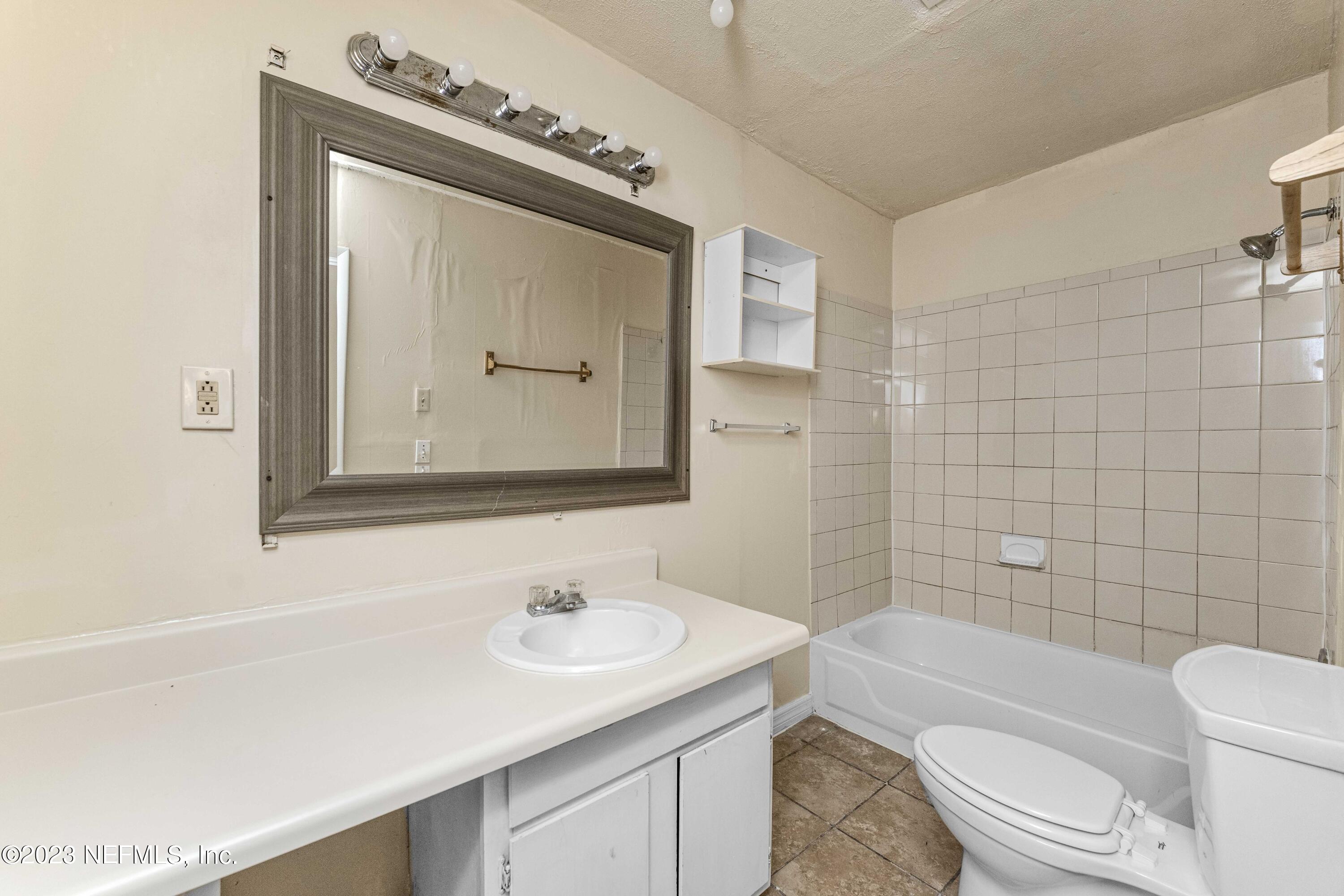 2929 Lippia Road Jacksonville, FL 32209 - Photo 18 of 20 Primary Suite Bath