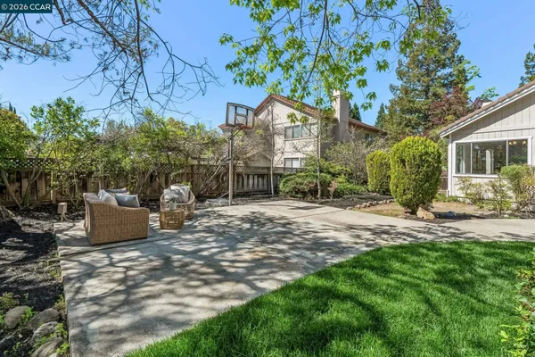 a view of a house with backyard and garden