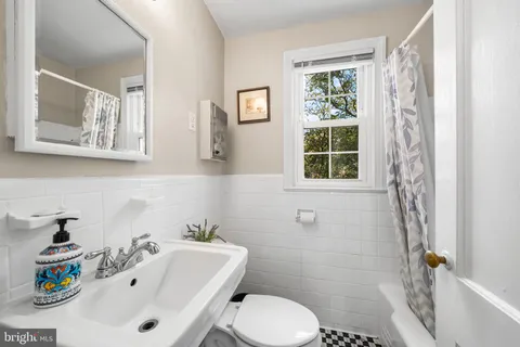 $345,000 | 6725 West Wakefield Drive, Unit B1, Alexandria, VA 22307