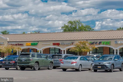 $345,000 | 6725 West Wakefield Drive, Unit B1, Alexandria, VA 22307