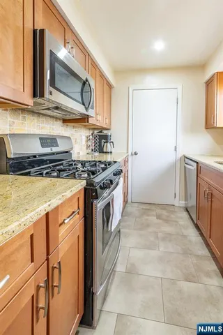 $469,000 | 825 Riverside Avenue, Unit 205, Lyndhurst, NJ 07071