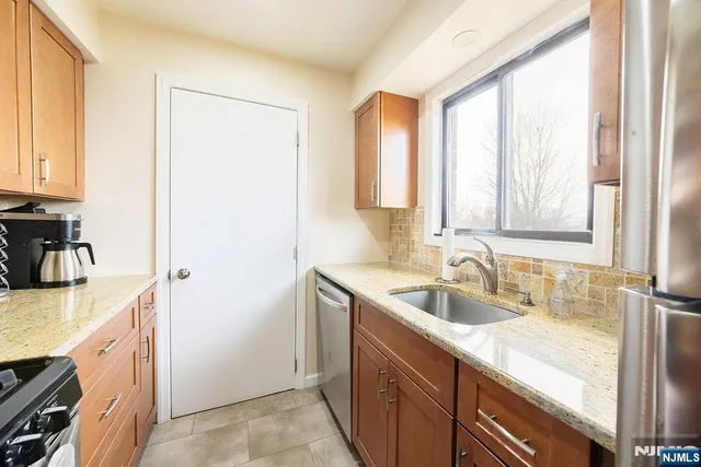 $469,000 | 825 Riverside Avenue, Unit 205, Lyndhurst, NJ 07071