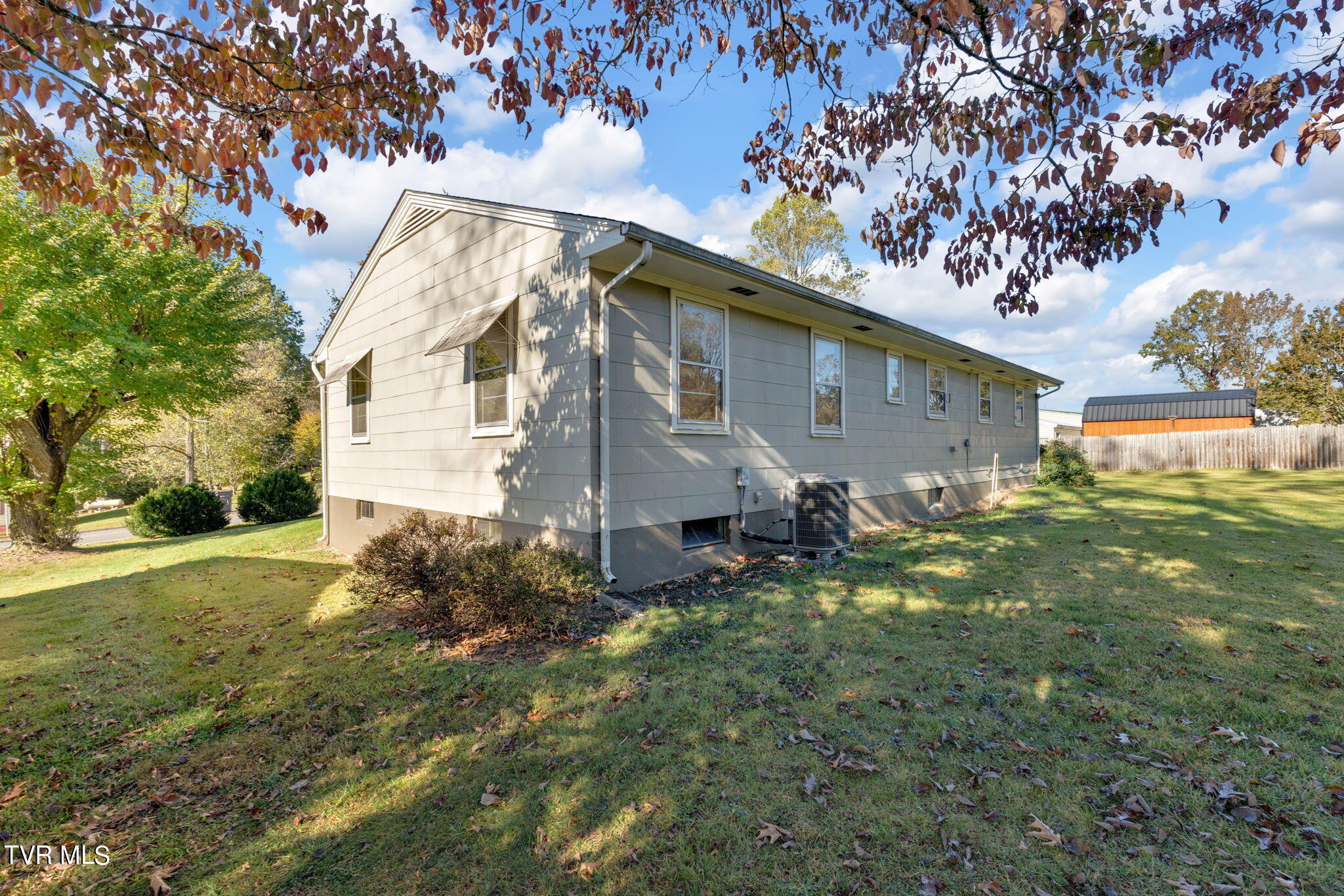 311 Oak Road Bristol, TN 37620 - Photo 4 of 26 4-web-or-mls-JH 20241019-010